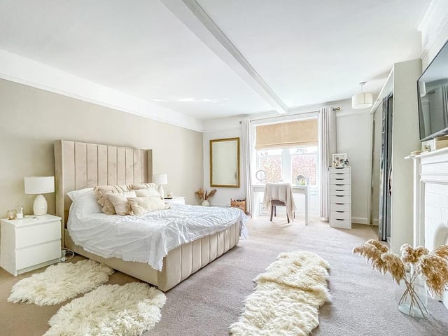 A second light and lovely, carpeted bedroom.
