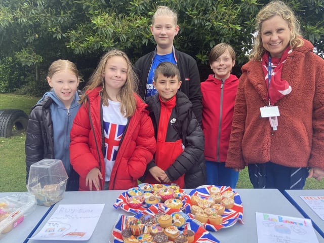 Maddi Knight, George Clegg, Jenson-Owen Hinton, Isobella Sowden, Jacob Avison and teacher Mrs Limon at Hanging Heaton Junior and Infant School