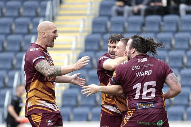 Team-mates congratulate Alistair Leak on his try