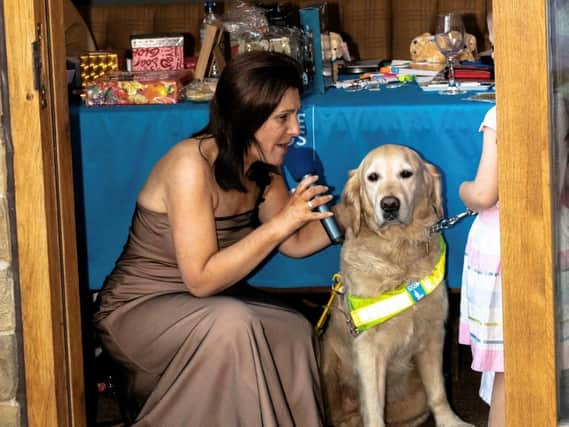 Lindsey Moore singing with her guide dog Charlotte