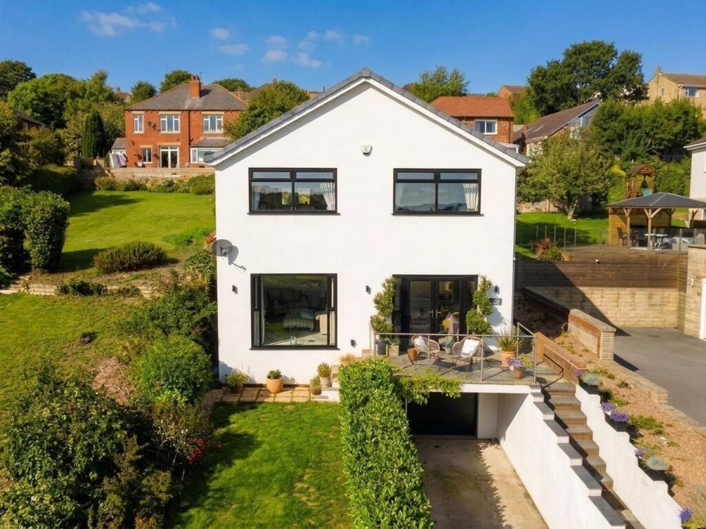 Luxuriöses Haus mit atemberaubender offener Küche, Sonnenterrassen und ...