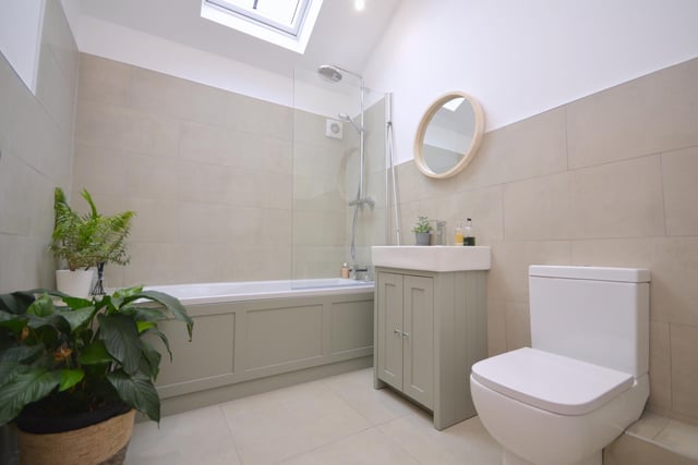 This stylish bathroom suite includes a wash basin with vanity unit.