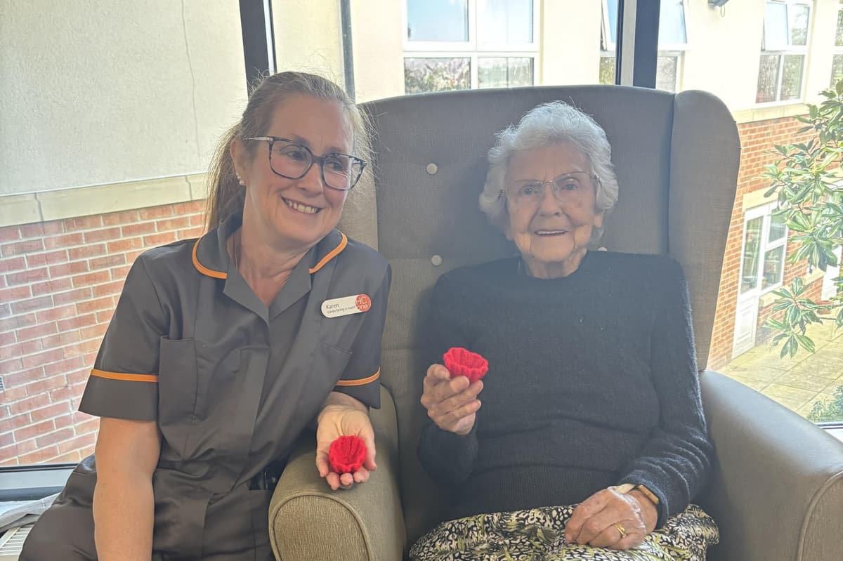 Bewohner und Mitarbeiter eines Pflegeheims in Batley stricken Mohnblumen ...