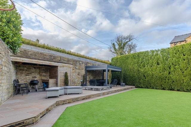Garden facilities with plenty of space for entertaining.