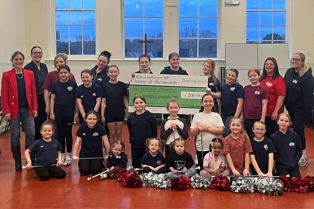 Die Tanz- und Baton-Twirling-Gruppe aus Heckmondwike erhält 200 £ für ...