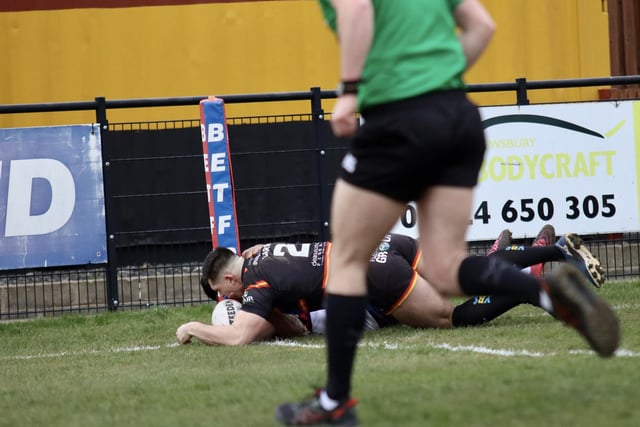 Lewis Carr dives over for a try.