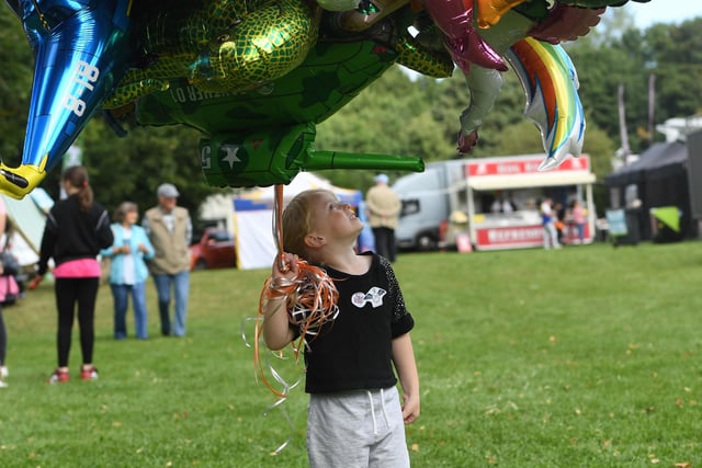 4 year old Evie Rae with giant bunch of balloons
