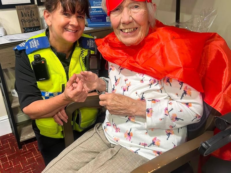 Resident Doreen meets one of the PCSOs.