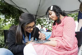 Aysha Patel gives Mahabbah Hussain a henna tattoo