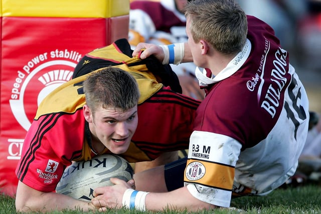 Dewsbury's Alex Bretherton (L) scores a try against the Bulldogs in February 2005.