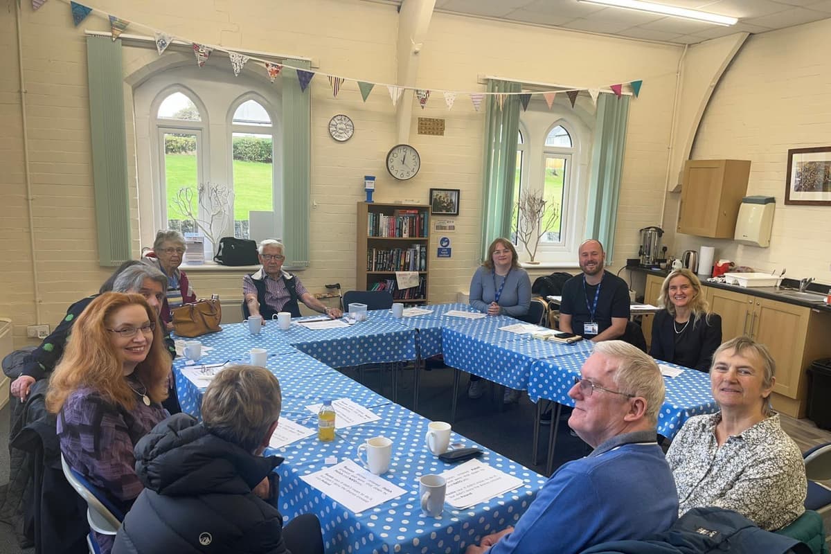 Abgeordneter von Spen Valley besucht „unglaubliches“ Aphasia Café in ...