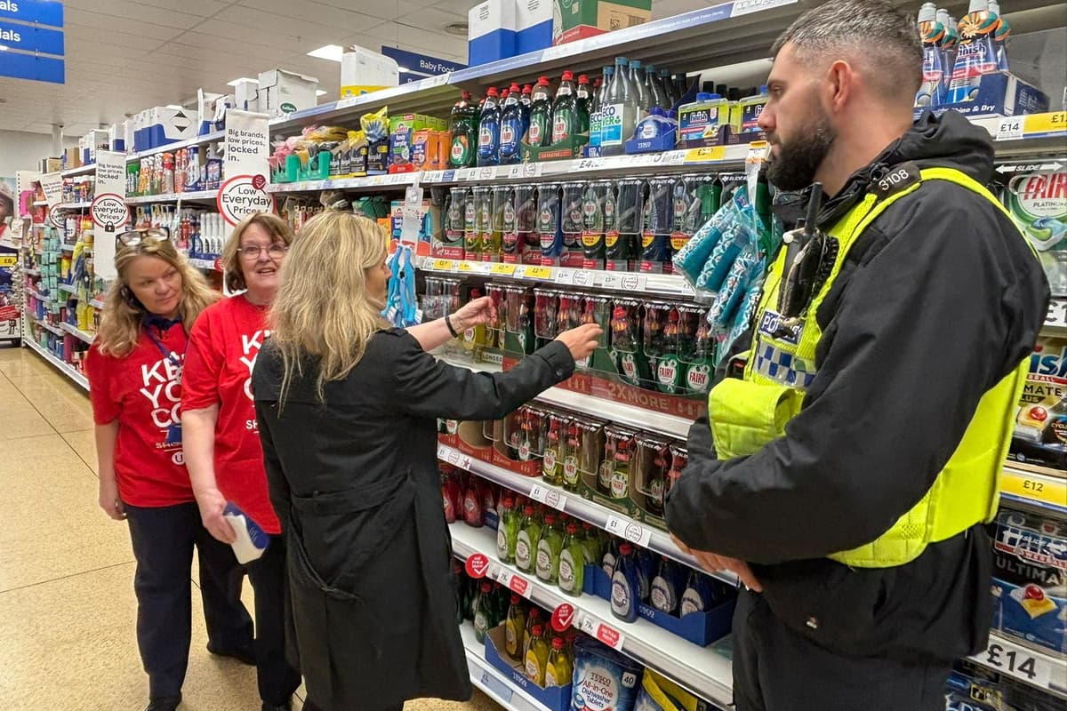 Abgeordnete besucht Supermarkt in Cleckheaton, um Kampagne zum Schutz von ...