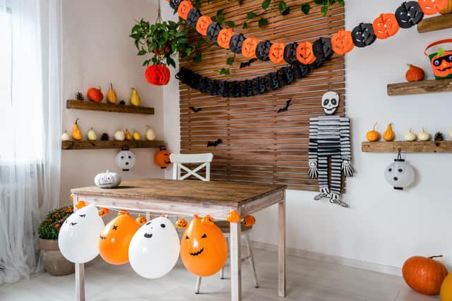 Balloons and paper chains in Halloween colours have a striking effect