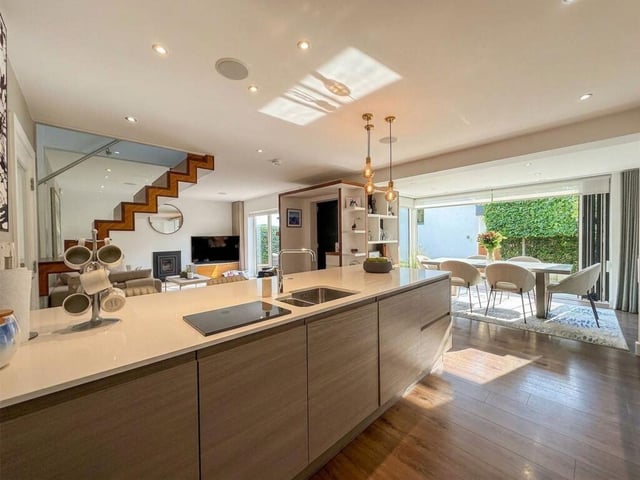 The open-plan dining kitchen.