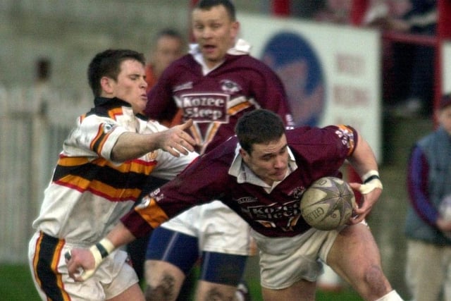 Craig Lingard, who left as Head Coach of Batley Bulldogs at the end of 2023, keeps hold of the ball in a derby clash in 2001.