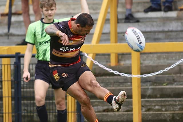 Paul Sykes kicks a goal in his last game before retirement. Picture: TCF Photography