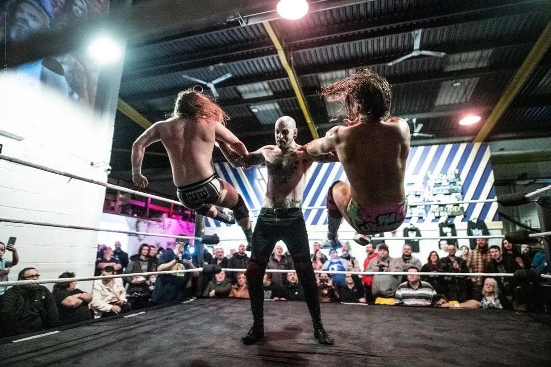 Hier können Sie Live-Wrestling in Batley zugunsten von Leeds Women's ...