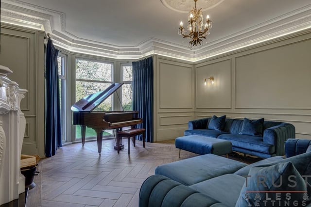 A bay window that's large enough for a grand piano...