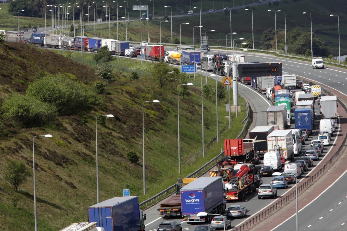 Unfall auf der M62: Autofahrer müssen heute Morgen mit erheblichen ...