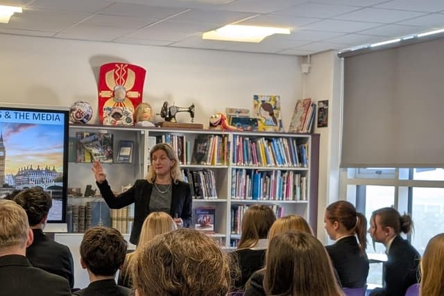 Politisches Denken mit Kim Leadbeater MP: Engagiert sich