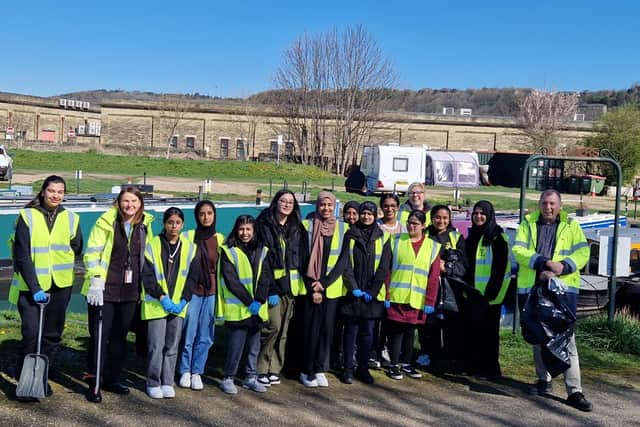 Kumon Y’all organised the litter picking event, in which young volunteers helped to clean up some areas of Dewsbury during the Easter holidays, along with UK Greetings Ltd, based on Mill Street East.