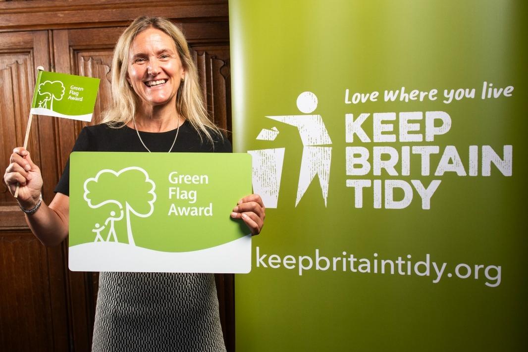 Kim Leadbeater gratuliert den Gewinnern des Green Flag Award von Spen ...