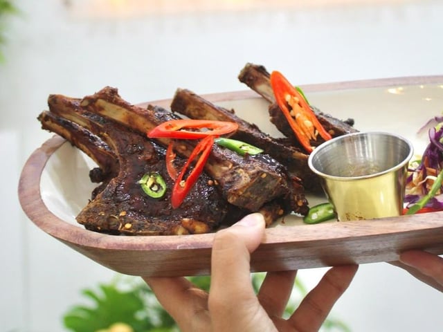The menu is full of Caribbean classics.