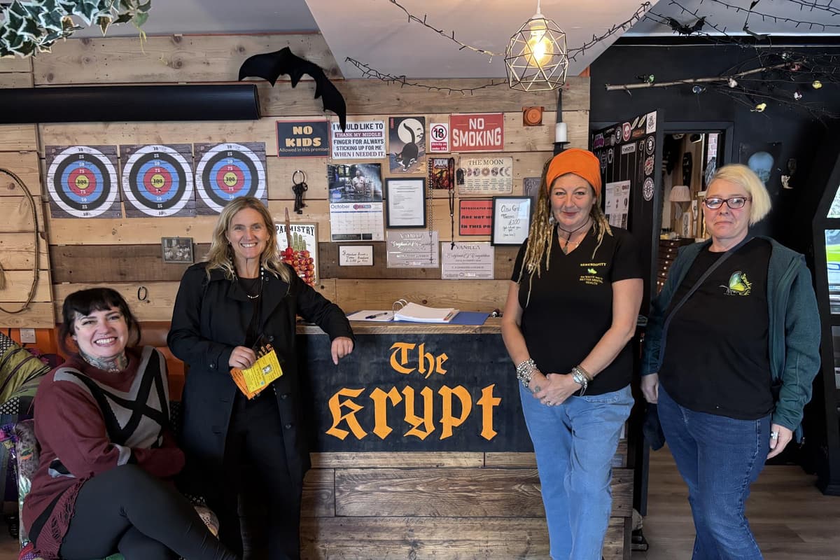 „Das ist mehr als nur ein Tattoo-Shop“: Abgeordneter besucht ...