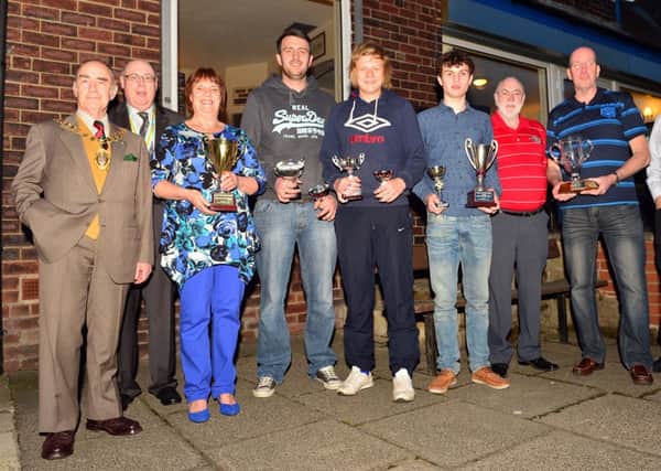 WINNING WAYS The winners of Mirfield Sports Councils awards with committee members and trophy presenters. (d708f317)