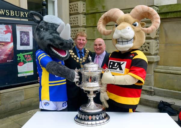 Mayor of Kirklees Coun Martyn Bolt and Stevo with the cup and mascots. (D563C328)