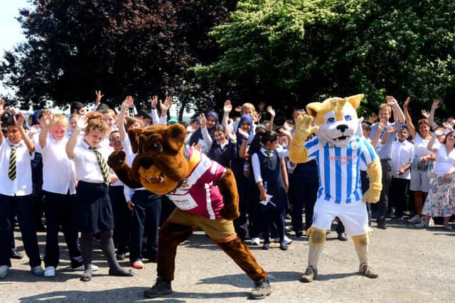 PARK LIFE  Bulldogs mascot Battler and Town mascot Terry the Terrier with Westborough High School pupils. (d622b329)