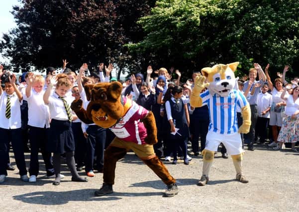 PARK LIFE  Bulldogs mascot Battler and Town mascot Terry the Terrier with Westborough High School pupils. (d622b329)