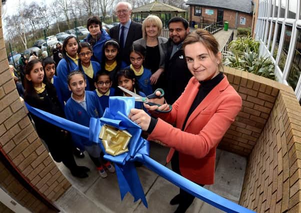MP Jo Cox officially opening the new extension at Staincliffe Junior School, Batley with head teacher Mrs Elaine Hobson, members of the school govenors and school council. Ref: AB057a0216